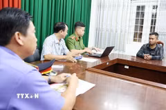 Đối tượng Chau Chan Nô khai nhận tại Cơ quan Công an. (Ảnh: TTXVN phát)