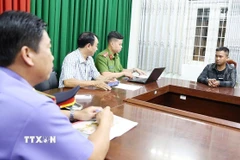 Đối tượng Chau Chan Nô khai nhận tại Cơ quan Công an. (Ảnh: TTXVN phát)