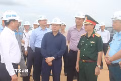 Phó Thủ tướng Chính phủ Trần Hồng Hà cùng đoàn công tác của Chính phủ kiểm tra công tác thi công tại công trường Sân bay Long Thành. (Ảnh: Sỹ Tuyên/TTXVN)