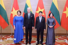 Chủ tịch nước Lương Cường và Phu nhân với Tổng thống Litva Gitanas Nauseda và Phu nhân dự tiệc chiêu đãi. (Ảnh: Lâm Khánh/TTXVN)