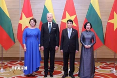 Chủ tịch nước Lương Cường và Phu nhân với Tổng thống Litva Gitanas Nauseda và Phu nhân dự tiệc chiêu đãi. (Ảnh: Lâm Khánh/TTXVN)