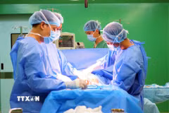 Các bác sỹ Bệnh viện Hoàn Mỹ Đà Nẵng cấp cứu thực hiện ca phẫu thuật thành công cho sản phụ mang thai 37 tuần bị viêm ruột thừa cấp tại Đà Nẵng. (Ảnh: TTXVN phát)