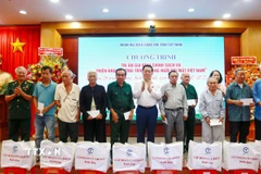 Trưởng Ban Tuyên giáo và Dân vận Trung ương Nguyễn Trọng Nghĩa trao tặng quà cho các gia đình chính sách, người có công với cách mạng. (Ảnh: Giang Phương/TTXVN)