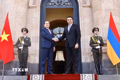 Chủ tịch Quốc hội Armenia Alen Simonyan đón Chủ tịch Quốc hội Trần Thanh Mẫn. (Ảnh: Doãn Tấn/TTXVN)