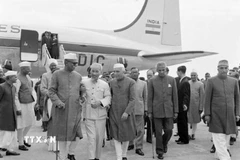 Tổng thống Prasat và Thủ tướng Jawaharlal Nehru ra sân bay New Delhi đón Chủ tịch Hồ Chí Minh thăm hữu nghị Ấn Độ từ ngày 5-14/2/1958. (Ảnh: Tư liệu TTXVN)