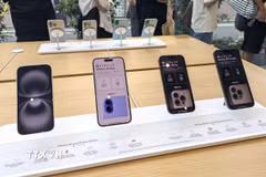 Điện thoại iPhone của Apple được trưng bày tại đại lý bán lẻ ở Tokyo, Nhật Bản. (Ảnh: Kyodo/TTXVN)