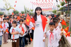 Giáo viên, học sinh Trường Trung học cơ sở Ngọc Chiến, xã Ngọc Chiến, tỉnh Sơn La, hân hoan bước vào năm học mới. (Ảnh: Quang Quyết/TTXVN)
