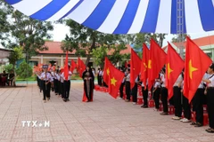 Học sinh lớp 6 trường THCS Võ Thị Sáu (xã Buôn Đôn, tỉnh Đắk Lắk) háo hức chào đón năm học mới. (Ảnh: Nguyên Dung/TTXVN)