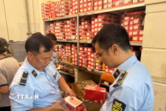 Lực lượng Quản lý thị trường Hà Nội kiểm tra các sản phẩm phụ tùng ôtô tại cơ sở kinh doanh, qua đó phát hiện nhiều hàng hóa có dấu hiệu vi phạm quy định về nhãn hàng hóa, quảng cáo và sở hữu trí tuệ. (Ảnh: TTXVN phát)