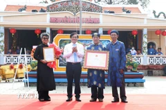 Phó Chủ tịch UBND tỉnh Đồng Nai Nguyễn Sơn Hùng trao quyết định của Bộ Văn hóa, thể thao và du lịch công nhận Di sản Văn hóa Phi vật thể Quốc gia Lễ giỗ Lễ Thành Hầu Nguyễn Hữu Cảnh cho Ban Qúy tế Đền thờ Nguyễn Hữu Cảnh. (Ảnh: Lê Xuân/TTXVN)