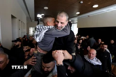 Tù nhân Palestine, được Hamas trả tự do, về tới thành phố Ramallah, Bờ Tây ngày 15/2/2025. (Ảnh: THX/TTXVN)