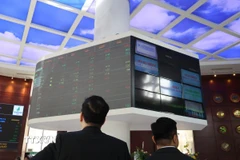 Nhà đầu tư giao dịch thận trọng. (Ảnh: Hứa Chung/TTXVN)