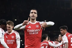 Mikel Merino tỏa sáng giúp Arsenal vững vàng ngôi đầu.