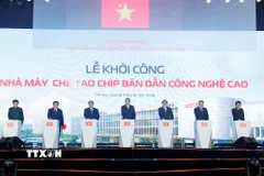 Tổng Bí thư Tô Lâm, Thủ tướng Phạm Minh Chính và các đại biểu phát lệnh khởi công Nhà máy chế tạo Chip bán dẫn công nghệ cao. (Ảnh: Thống Nhất/TTXVN)