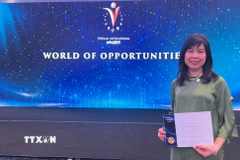 Tiến sỹ Hoàng Thị Hồng Hà được tôn vinh “Sứ giả tiếng Việt ở nước ngoài năm 2025” cho những nỗ lực dài hạn gìn giữ và lan tỏa tiếng mẹ đẻ và bản sắc văn hóa dân tộc Việt Nam tại châu Âu. (Ảnh: TTXVN phát)