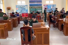 Lực lượng chức năng làm việc với các đối tượng nhập cảnh trái phép từ Campuchia vào Việt Nam, qua biên giới tỉnh Đồng Tháp. (Ảnh: TTXVN phát)