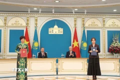 Tổng Bí thư Tô Lâm và Tổng thống Kassym-Jomart Tokayev chứng kiến Lễ trao Thỏa thuận hợp tác giữa Thông tấn xã Việt Nam và Tổ hợp Phát thanh và Truyền hình của Tổng thống Cộng hòa Kazakhstan (TRC). (Ảnh: Thống Nhất/TTXVN)