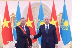 Tổng thống Kassym-Jomart Tokayev trao Huân chương Hữu nghị hạng Nhất của Kazakhstan tặng Tổng Bí thư Tô Lâm. (Ảnh: Thống Nhất/TTXVN)