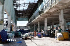 Cảng cá Quy Nhơn tan hoang sau bão số 13. (Ảnh: Đình Quân/TTXVN)