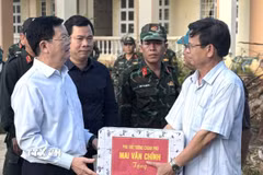 Phó Thủ tướng Mai Văn Chính tặng quà cho nhà trường bị thiệt hại sau bão. (Ảnh: Tường Quân/TTXVN)