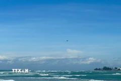 Lực lượng không quân của Bộ Quốc phòng đang tìm kiếm trên biển. (Ảnh: TTXVN phát)