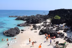 Bãi biển đảo bé Lý Sơn. (Ảnh: Phạm Cường/TTXVN)
