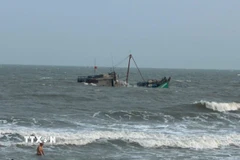 Nghệ An: Cứu sống ba ngư dân chìm tàu ngoài khơi biển Cửa Lò