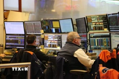 Giao dịch viên tại sàn chứng khoán New York, Mỹ. (Ảnh: THX/TTXVN)