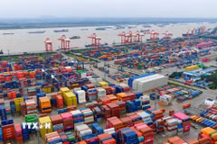 Quang cảnh cảng hàng hóa tại tỉnh Giang Tô, Trung Quốc. (Ảnh: THX/TTXVN)