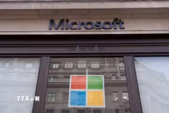 Biểu tượng Microsoft tại cửa hàng ở London, Anh. (Ảnh: Kyodo/TTXVN)
