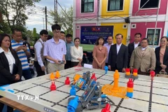 Học sinh thực hiện phần thi của mình. (Ảnh: TTXVN phát)