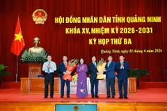 Các đồng chí Thường trực Tỉnh uỷ và Thường trực HĐND tỉnh tặng hoa chúc mừng đồng chí Nguyễn Hồng Dương, Ủy viên BTV Tỉnh ủy, Phó Chủ tịch HĐND tỉnh và đồng chí Bùi Mạnh Hùng, Giám đốc Sở Y tế. (Nguồn: Cổng Thông tin Điện tử tỉnh Quảng Ninh)
