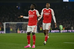 Bukayo Saka ghi bàn giúp Arsenal chiến thắng và bỏ xa Man City. (Nguồn: AFP)