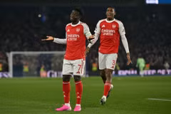 Bukayo Saka ghi bàn giúp Arsenal chiến thắng và bỏ xa Man City. (Nguồn: AFP)