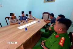 Cháu T. và người thân tại cơ quan công an. (Ảnh: TTXVN phát)