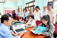 Phó Chủ tịch Quốc hội Vũ Hồng Thanh kiểm tra vận hành chính quyền 2 cấp tại xã Lục Hồn và Hoành Mô. (Ảnh: TTXVN phát)