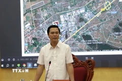Phó Chủ tịch UBND tỉnh Bắc Ninh Lê Xuân Lợi phát biểu tại buổi làm việc. (Ảnh: Đỗ Huyền/TTXVN)