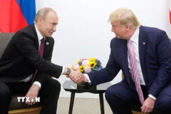 Tổng thống Nga Vladimir Putin (trái) và Tổng thống Mỹ Donald Trump tại cuộc gặp bên lề hội nghị thượng đỉnh G20 ở Osaka, Nhật Bản, ngày 28/6/2019. (Ảnh: Getty Images/TTXVN)