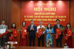 Thường trực Tỉnh ủy Phú Yên trao quyết định điều động, bổ nhiệm nhân sự. (Ảnh: Xuân Triệu/TTXVN)