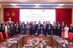 Phó Giáo sư-Tiến sỹ Lê Hải Bình, Ủy viên Trung ương Đảng, Phó Giám đốc Học viện Chính trị quốc gia Hồ Chí Minh và ông Periasamy Kumaran, Thứ trưởng Bộ Ngoại giao Cộng hòa Ấn Độ với các đại biểu. (Ảnh: Văn Điệp/TTXVN)