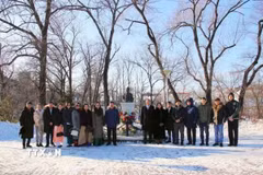 Đoàn dâng hoa tượng đài Bác tại thành phố Vladivostok. (Ảnh: TTXVN phát)