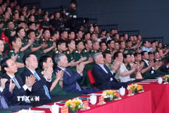 Tổng Bí thư Tô Lâm, các đồng chí lãnh đạo Đảng, Nhà nước, Bộ Quốc phòng tại buổi giao lưu. (Ảnh: Trọng Đức/TTXVN)