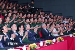 Tổng Bí thư Tô Lâm, các đồng chí lãnh đạo Đảng, Nhà nước, Bộ Quốc phòng tại buổi giao lưu. (Ảnh: Trọng Đức/TTXVN)