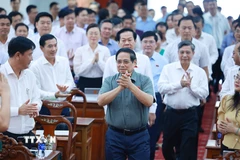 Thủ tướng Phạm Minh Chính tiếp xúc cử tri là đại diện lãnh đạo các xã, phường trên địa bàn thành phố Cần Thơ. (Ảnh: Dương Giang/TTXVN)