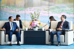 Thủ tướng Phạm Minh Chính gặp Bí thư Thành ủy Thượng Hải Trần Cát Ninh. (Ảnh: Dương Giang/TTXVN)