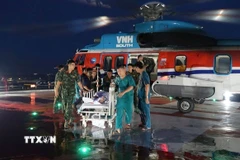 Bệnh nhân được khẩn trương đưa đến phòng phẫu thuật của Bệnh viện Quân y 175 sau khi được trực thăng vận chuyển về đất liền an toàn. (Ảnh: TTXVN phát)