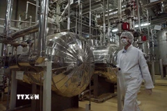 Nhân viên kỹ thuật làm việc bên trong cơ sở hạt nhân Isfahan, nằm cách thủ đô Tehran khoảng 420km về phía Nam. (Ảnh: AP/TTXVN)