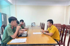 Phòng An ninh mạng và phòng chống tội phạm sử dụng công nghệ cao Công an tỉnh Lâm Đồng làm việc với người vi phạm. (Nguồn: Báo Công an Nhân dân)