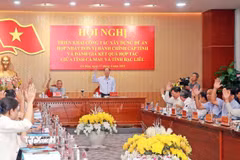 Các đại biểu biểu quyết thống nhất nhiều vấn đề liên quan đến công tác xây dựng đề án hợp nhất đơn vị hành chính giữa tỉnh Cà Mau và Bạc Liêu. (Ảnh: Huỳnh Anh/TTXVN)