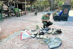 Túi nylon nghi chứa ma túy trôi dạt vào bờ biển Kê Gà. (Ảnh: TTXVN phát)